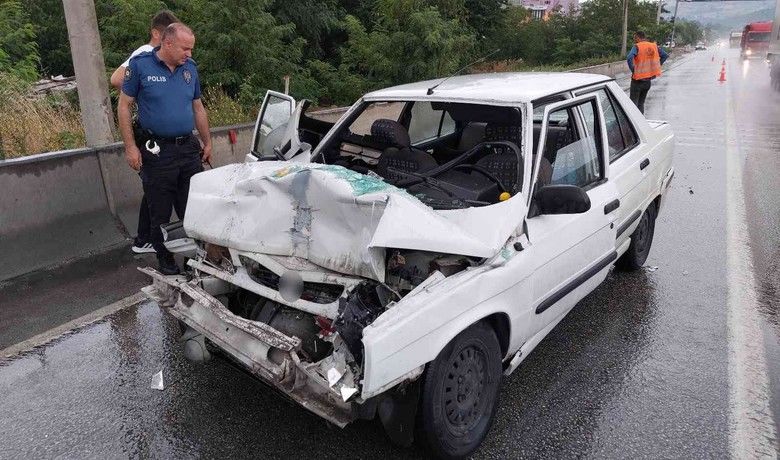 Samsun’da otomobil tıra çarptı: 3 yaralı
 - Samsun’da otomobilin tıra arkadan çarptığı kazada 3 kişi yaralandı.