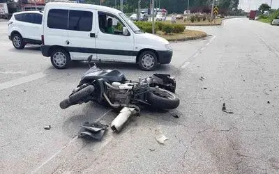 Otomobil kırmızı ışıkta bekleyen motosiklete çarptı: 2 yaralı
