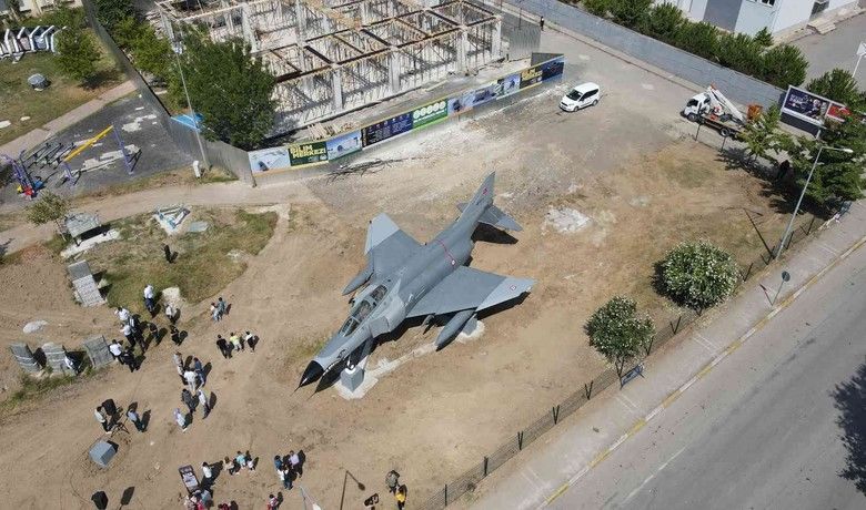 Türkiye’de ilk kez karadan yürütülenF4 savaş uçağı Bilim Merkezi’ne yerleştirildi - Samsun’da Türkiye’de bir ilke imza atılarak Bilim Parkı’na, 2012 yılında şehit olan Çarşambalı Hava Pilot Yüzbaşı Ümit Özer anısına F4 tipi savaş uçağı yerleştirildi.