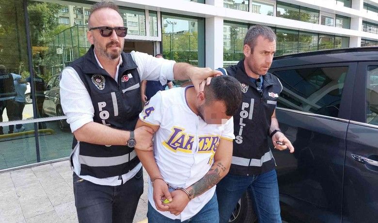 Samsun’da silahlı tehdit şüphelisi tutuklandı
 - Samsun’da bir kişiye silah çekip tehdit ettiği iddia edilen zanlı, KOM Şube Müdürlüğü ekiplerinin takibi sonucu yakalanarak çıkarıldığı mahkemece tutuklandı.