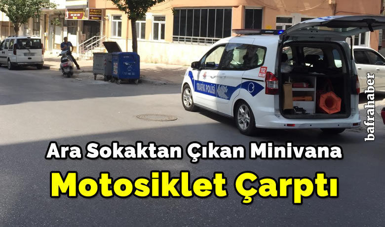 Ara Sokaktan Çıkan Minivana Motosiklet Çarptı - Samsun’un Bafra ilçesinde meydana gelen kazada ara sokaktan çıkan minivana motosiklet çarptı.