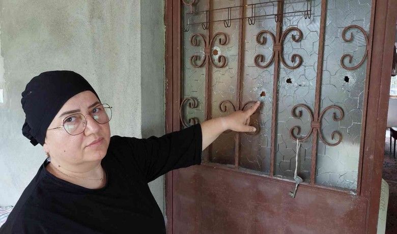 6 günde iki kezevi kurşunlanan kadının yardım çığlığı - Samsun’da bankadan satın aldığı evin 6 gün içinde 2 kez silahlı saldırıya uğraması üzerine can güvenliğinin olmadığını belirten kadın, "İlla ölmemiz mi gerekiyor" diyerek yetkililerden yardım istedi.
