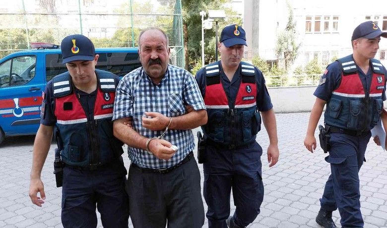 Katı atık toplayan şahsınölümüne yol açan sürücü yakalandı - Samsun’da yol kenarlarında katı atık toplayan şahıs plakası ve sürücüsü tespit edilemeyen bir aracın çarpması sonucunda olay yerinde hayatını kaybederken, kaçan araç sürücüsü jandarmanın takibi sonucu yakalandı. Kamyon sürücüsü olay sırasında aracının lastiğini patladığını zannettiğini ve birine çarptığını hatırlamadığını savundu.