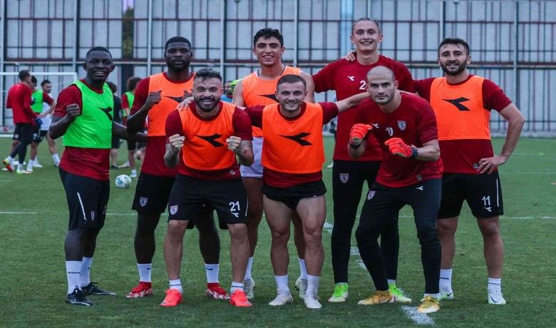 Samsunspor’da 30 futbolcunun lisansı çıkarıldı
 - SAMSUN (İHA) – Spor Toto 1. Lig ekiplerinden Samsunspor, kadrosunda bulunan 30 futbolcunun lisansını çıkardı.