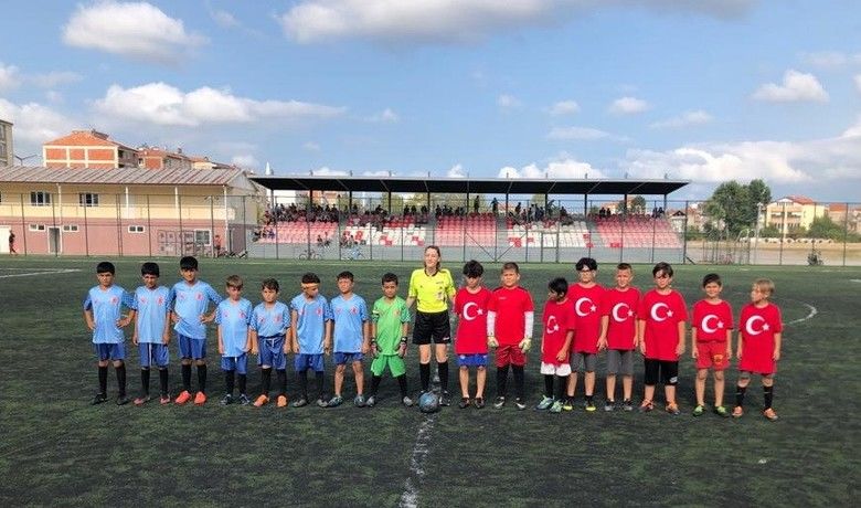 Bafra’da 30 Ağustos Zafer Bayramı Futbol Şenliği - Samsun Bafra Belediyesi tarafından ikincisi düzenlenen "Genç Yıldızlar 30 Ağustos Zafer Bayramı Futbol Şenliği" çekişmeli müsabakalara sahne oluyor.
