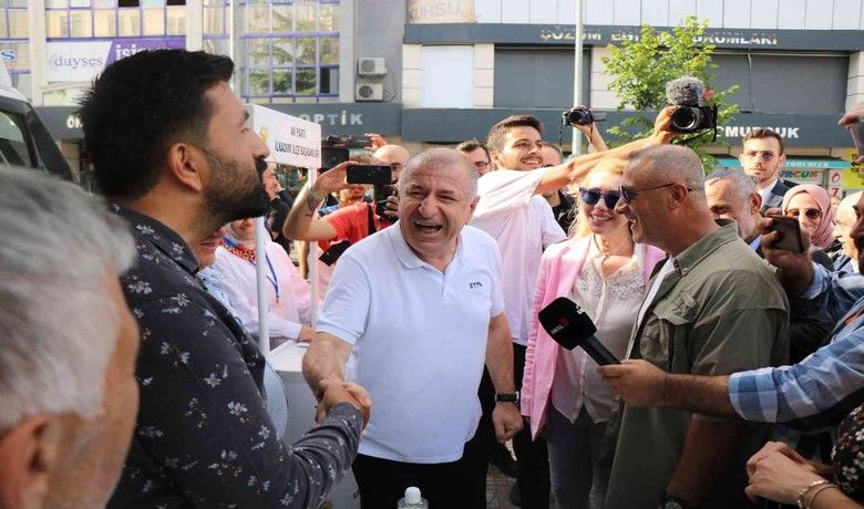 AK Parti’lilerden ÜmitÖzdağ’a: "Sizi üye yapalım" - SAMSUN (İHA) – Zafer Partisi Genel Başkanı Ümit Özdağ, Samsun’da esnaf ziyareti sırasına AK Parti İlkadım İlçe Başkanlığı’nın standına uğradı. AK Parti’liler Özdağ’a "Sizi üye yapalım" teklifinde bulundu, yaşanan ilginç diyaloglar çevredekilere kahkaha attırdı.