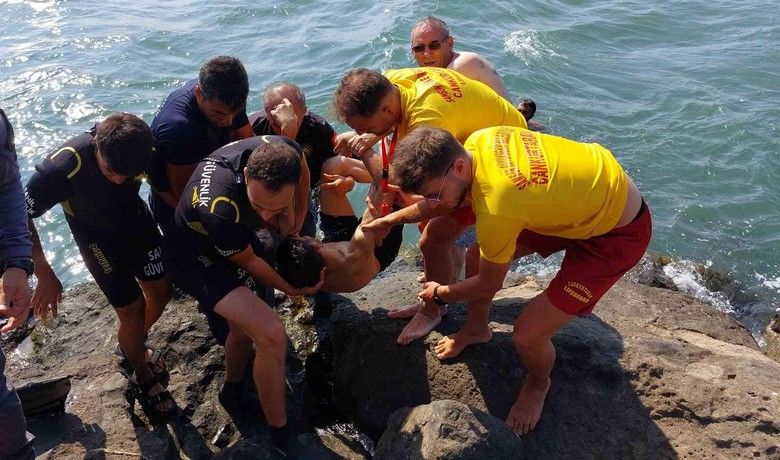 Denizde kaybolan 16yaşındaki çocuk hayatını kaybetti - Samsun’da serinlemek için girdiği Karadeniz’de dalgalar arasında kaybolan, deniz polisi tarafından bulunup hastaneye kaldırılarak tedavi altına alınan 16 yaşındaki çocuk hayatını kaybetti.