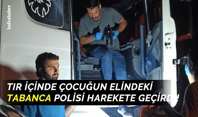 Tır içinde çocuğun elindekiTabanca polisi harekete geçirdi! - Samsun’un Bafra ilçesinde park halindeki tırda 1 adet ruhsatsız tabanca ile 1 adet kurusıkı tabanca ele geçirildi.