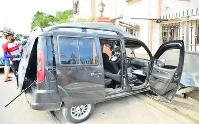 Hafif ticari araç evin duvarına çarptı: 1 ölü
