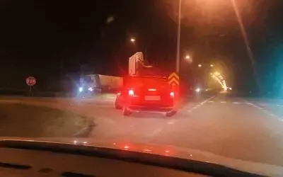 Hafif ticari aracın üzerinde taşınan kanepe görenleri şaşırttı
