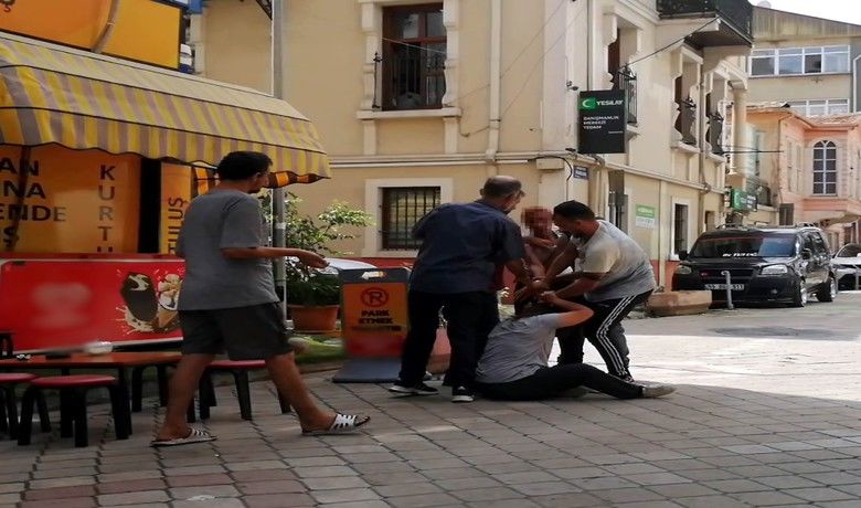 Kadınların saç saça baş başa kıskançlık kavgası
 - Samsun’da 2 kadın sokak ortasında kıskançlık meselesi yüzünden saç saça baş başa kavga etti.