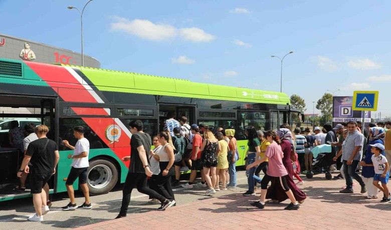 Türkiye’nin ilk ultra şarj özelliklielektrikli otobüsleri yolcu taşımaya başladı - Samsun Büyükşehir Belediyesi, Türkiye’de ilk olan ultra hızlı şarj özelliğine sahip elektrikli otobüsleri bugün itibarıyla hizmete aldı. Çevre dostu 10 elektrikli otobüs, vatandaşları TEKNOFEST KARADENİZ’in gerçekleştirildiği Çarşamba Havalimanı’na ücretsiz taşıdı.