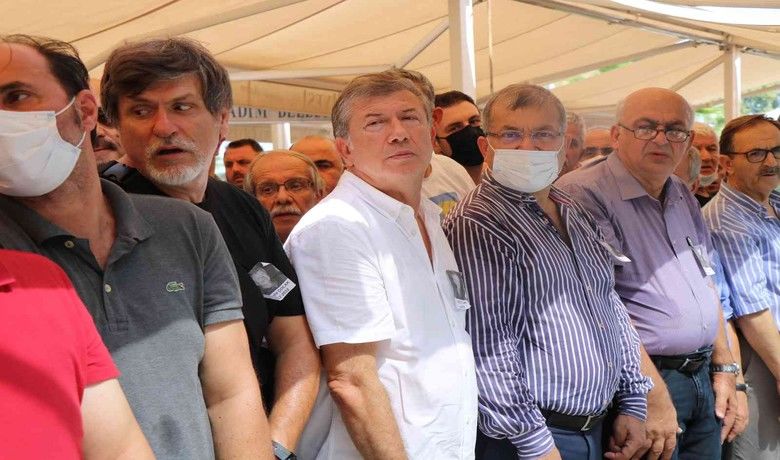 Tanju Çolak’tan babasına son görev
 - Eski Avrupa gol kralı Tanju Çolak’ın vefat eden babası Mustafa Çolak, son yolculuğuna uğurlandı.