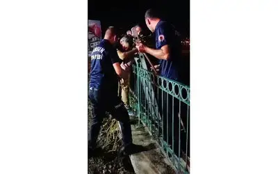 Irmak kenarında mahsur kalan köpeği itfaiye kurtardı
