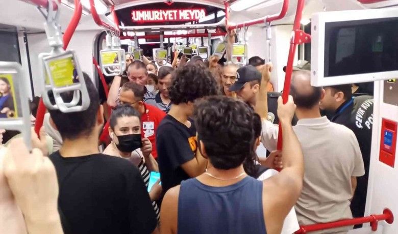 Tramvayda gerginlik: Çevikkuvvet olaya müdahale etti - SAMSUN (İHA) – Samsun’da tramvayda bebek arabalı kadın yolcu ile bir erkek yolcu arasında gerginlik yaşandı. Olaya yolcular ve çevik kuvvet ekipleri müdahale etti.