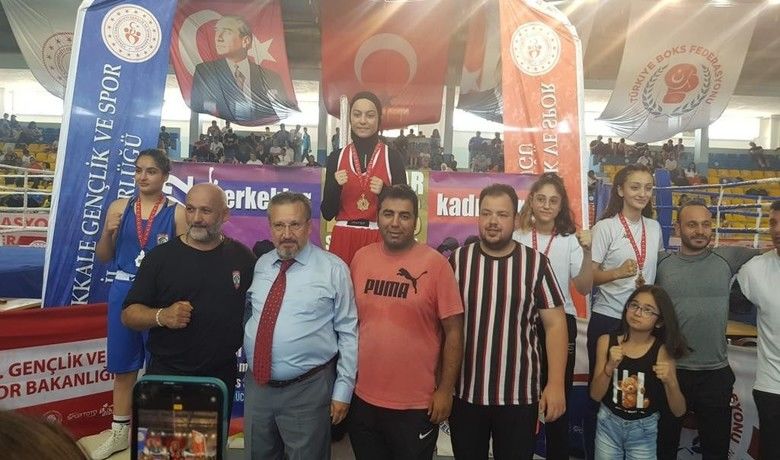 Samsunlu öğrenci şampiyonluklarınabir yenisi daha ekledi - Samsun Tülay Başaran Anadolu Lisesi 11. sınıf öğrencisi Zeynep Sena Comart, Kırıkkale’de yapılan Türkiye Yıldızlar Boks Şampiyonası’nda altın madalya kazanarak şampiyon oldu.