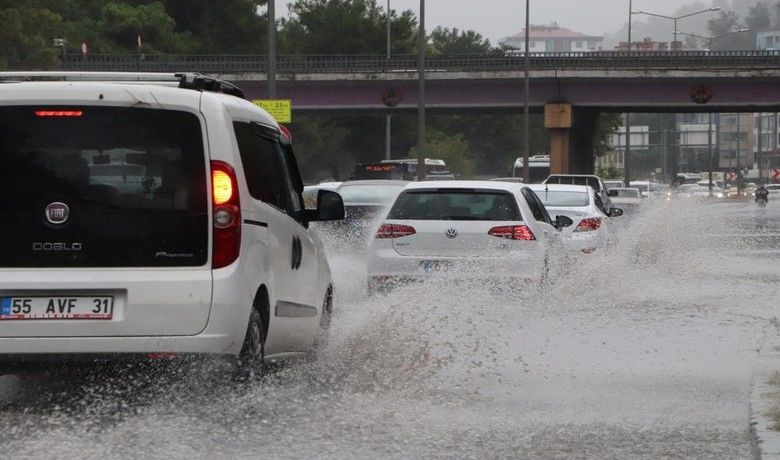 Samsun’da metrekareye 32,3 kilo yağış düştü
 - SAMSUN (İHA) – Samsun’un merkez Canik ilçesinde son 24 saatte metrekareye 32,3 kilo yağış düştü.