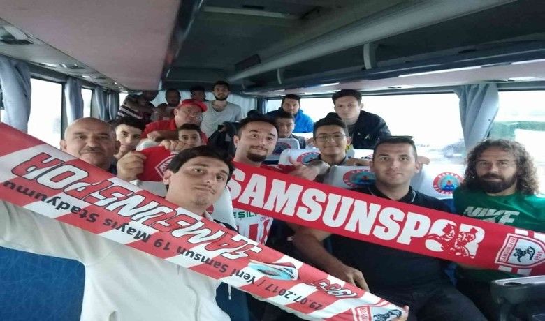 Taraftardan Başkan Kılıç’a teşekkür - Süper Lig’e yükselmek için iddialı kadro kuran Spor Toto 1. Lig ekiplerinden Samsunspor’un iç sahada oynadığı maçları takip etmek isteyen Bafralı taraftarlar ulaşım noktasında kendilerine destek veren Bafra Belediye Başkanı Hamit Kılıç’a teşekkür ettiler.