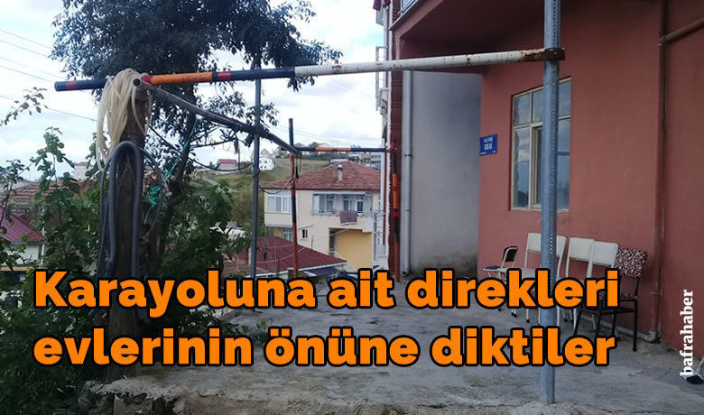 Karayoluna Ait Direkleri Evlerinin Önüne Diktiler