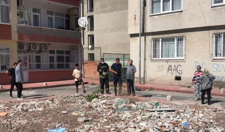Bina enkazından gelen patlamasesleri paniğe yol açtı - Samsun’da bir bina enkazında aralıklarla meydana gelen patlamalar mahalle sakinlerini tedirgin etti.