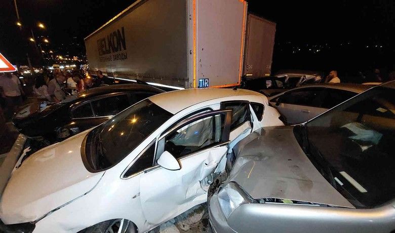 Samsun’da feci kaza: 23 araçbirbirine girdi, 18 kişi yaralandı - Samsun’da yola bir kamyondan mazot dökülmesi nedeniyle 23 aracın karıştığı zincirleme trafik kazasında aralarında çocukların da bulunduğu 18 kişi yaralandı.