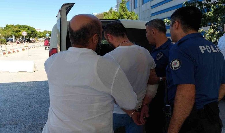 Silahla yaralama olayınınşüphelisi kovalama sonucu yakalandı - Samsun’da bir kişiyi silahla yaraladığı gerekçesiyle polis tarafından arandığı iddia edilen şüpheli, polisin kovalamacası sonucu yakalandı.