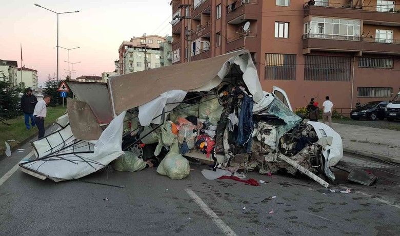 Elektrik direğine çarpan kamyonet hurdayadöndü: 1 ölü, 1 yaralı - Samsun’da beton elektrik direğine çarparak hurdaya dönen kamyonette bulunan 1 kişi hayatını kaybetti, 1 kişi yaralandı.