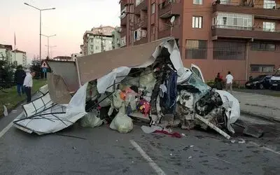 Elektrik direğine çarpan kamyonet hurdaya döndü: 1 ölü, 1 yaralı

