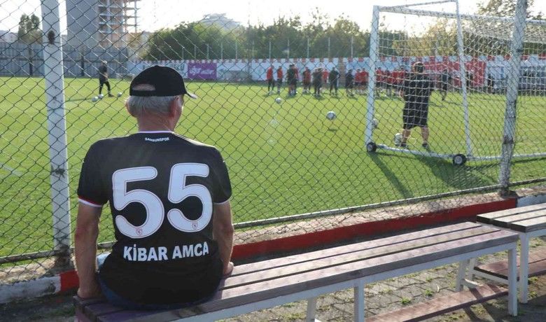 Kağıt toplayıcısı yaşlı adamınborcunu eski Samsunsporlu futbolcu kapattı - Samsun’da kağıt toplayıcısı 70 yaşındaki Kibar Keskin’in tüm borçları, eski Samsunspor futbolcusu Kerem Can Akyüz tarafından kapatıldı.