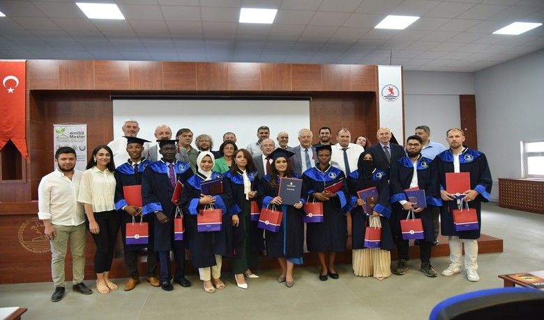 OMÜ’nün Erasmus öğrencileri mezun oldu
 - Ondokuz Mayıs Üniversitesi (OMÜ) Ziraat Fakültesi Toprak Bilimi ve Bitki Besleme Anabilim Dalının, farklı ülkelerden üniversitelerle yürütülmekte olduğu Erasmus Mundus Master Degree in Soil Science (emiSS) programında 2021-2022 eğitim-öğretim yılı öğrencileri törenle mezun oldu.