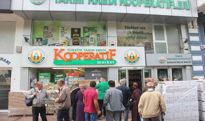 Kooperatif marketi önünde yağve şeker kuyrukları devam ediyor - Samsun’da sıvı yağ ve şekerin piyasaya göre daha uygun satıldığı kooperatif marketi önünde uzun kuyruklar oluşmaya devam ediyor.