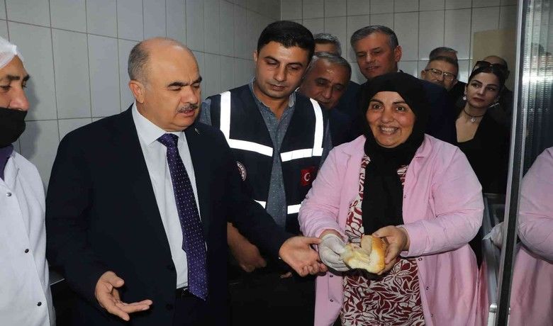 Kantin denetimine katılan Vali Dağlı’dan kantinciye uyarı:“Sen kendi çocuğuna bu kadar az mı veriyorsun” - Samsun’da bir lisenin kantininde denetim yapan Samsun Valisi Doç. Dr. Zülkif Dağlı satışa sunulan tost ekmeğinin hem fiyatını hem de gramajını beğenmedi. Kantinciye uyarıda bulunan Vali Dağlı, “Bu tostun fiyatı hem yüksek hem de peynirleri ince. Sen kendi çocuğuna bu kadar az mı veriyorsun” diye tepki gösterdi.