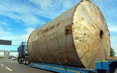 Kara yolunda taşınan dev silo görenlerin ilgisini çekti
