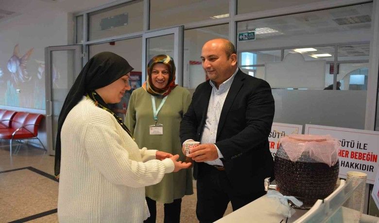 ’İlk altı ay sadece anne sütü’
 - Samsun Bafra Devlet Hastanesi’nde Emzirme Haftası dolayısıyla stant kuruldu. Gebelere ve emziren annelere anne sütünün önemi anlatılarak lohusa şerbeti ikram edildi. Başhekim Uzm. Dr. Alaiddin Domaç, "Anneler bebeklerini doğumdan hemen sonra emzirmeye başlamalı, ilk altı ay sadece anne sütü vermelidir" dedi.