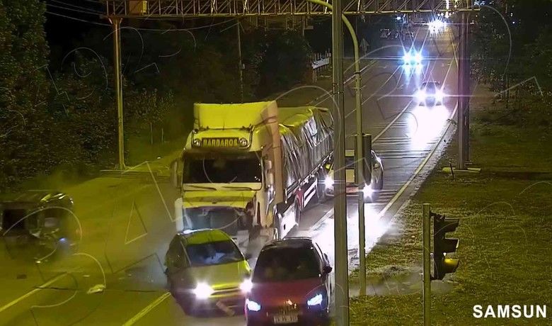 Samsun’da ilginç kazalar kamerada
 - Samsun’da yaşanan ilginç kazalar kameralara yansıdı. Görüntülerde, 2 ayrı kazada tırların kırmızı ışıkta bekleyen otomobillere çarparak önlerinde sürüklediği dehşet anları dikkat çekti.