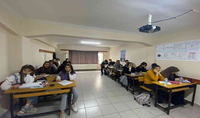 İlkadım HEM’den 679üniversite adayına ücretsiz kurs - Samsun İlkadım Halk Eğitim Merkezi’nde (HEM) faaliyete geçen ücretsiz üniversite hazırlık kursundan 679 üniversite adayı faydalanıyor.