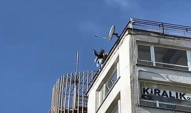 7 katlı iş hanınınçatısından atlarken son anda kurtarıldı