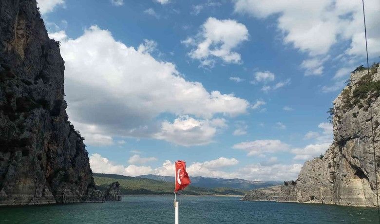 Karadeniz’in dünyaya açılan kapısı: Samsun - Sanayiden tarıma, lojistikten sağlığa, turizmden eğitime kadar pek çok konuda öne çıkan alanlarıyla bölgenin cazibe merkezi haline gelen Karadeniz’in en büyük kenti Samsun, turizmde sıçrama bekliyor. Yoğun ticari faaliyetleriyle bölgesel bir merkez olan şehir, sahip olduğu limanları, havalimanı, demir ve kara yolu bağlantılarıyla bölgenin dünyaya açılan kapısı konumunda.