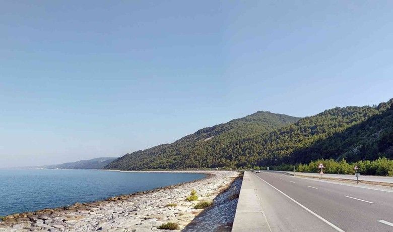 Karadeniz’in Bodrum’u: Yakakent
 - Ondokuz Mayıs Üniversitesi (OMÜ) Turizm Fakültesi, Yakakent turizmini geliştirmek için turizm çalıştayı düzenledi. Çalıştayda ilçenin turizm açısından güçlü ve zayıf yönleri ön plana çıkarıldı ve Yakakent’e, “Karadeniz’in Bodrum’u” benzetmesi yapıldı.
