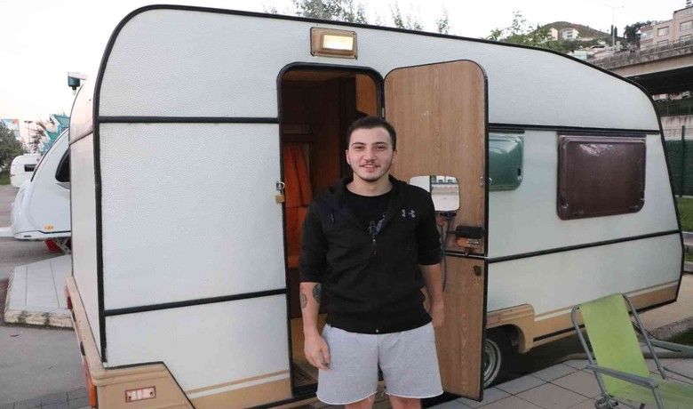 Kiralık ev fiyatlarını yüksekbulan öğrenci karavanda yaşıyor - Samsun’da bir üniversite öğrencisi, ev kiralarını fazla bulunca memleketinden getirdiği karavanda yaşamaya başladı.