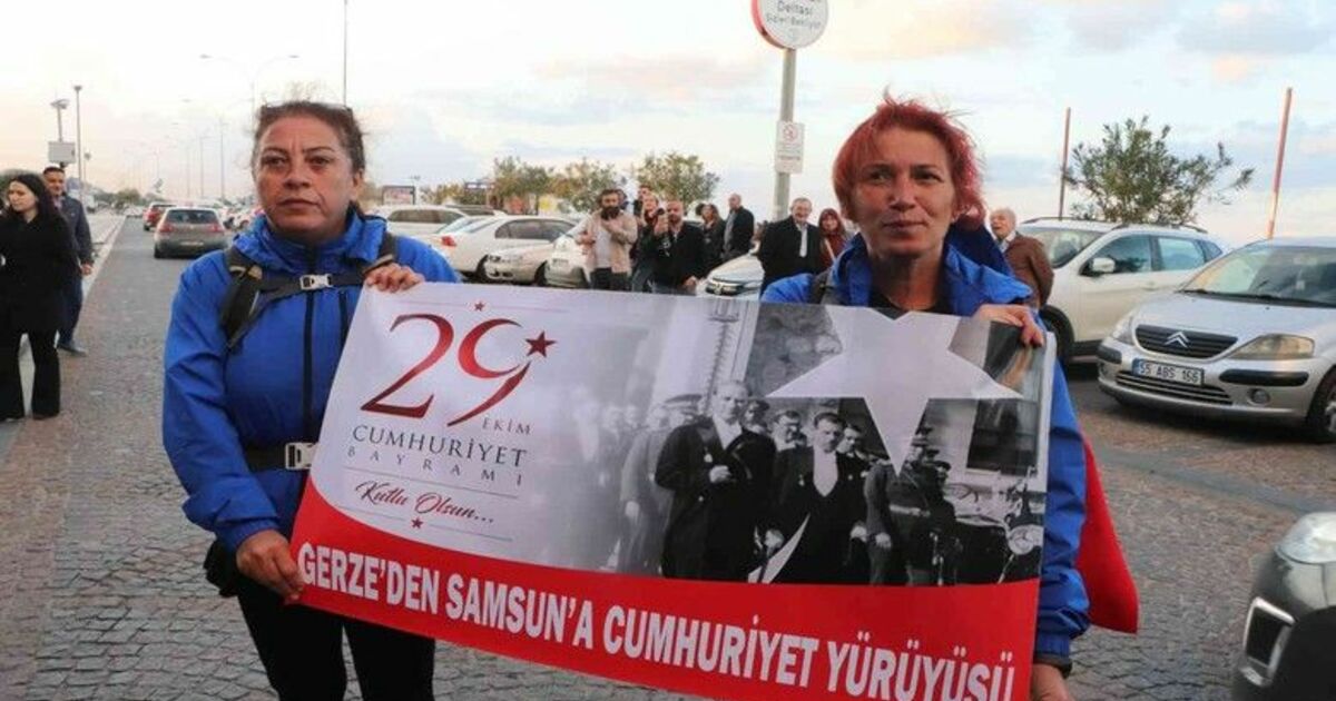 Kadınlardan 120 kilometrelik Cumhuriyet Yürüyüşü: Türk bayrağını Sinop’tan Samsun’a getirdiler
