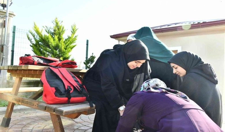 10 binin üzerinde öğrencinin katılımıyladeprem anı ve tahliye tatbikatı - Samsun genelinde bulunan tüm Kur’an kursları ve din eğitimi veren kurumlarda deprem anı ve tahliye tatbikatı yapıldı. Senaryo gereği deprem anını yaşayan öğrencilerin binalardan hızlıca tahliyeleri sağlandı.