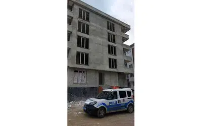 Bastığı tahta kırılan inşaat işçisi hastanelik oldu
