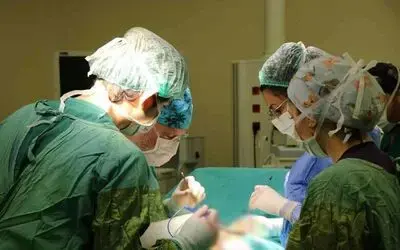Genç kadının karnından 3 kiloya yakın kitle çıkartıldı
