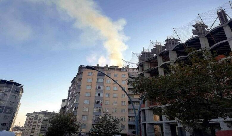 Samsun’da yangın paniği
 - SAMSUN (İHA) – Samsun’da 8 katlı bir binanın çatı katında çıkan yangın, çevrede paniğe neden oldu.