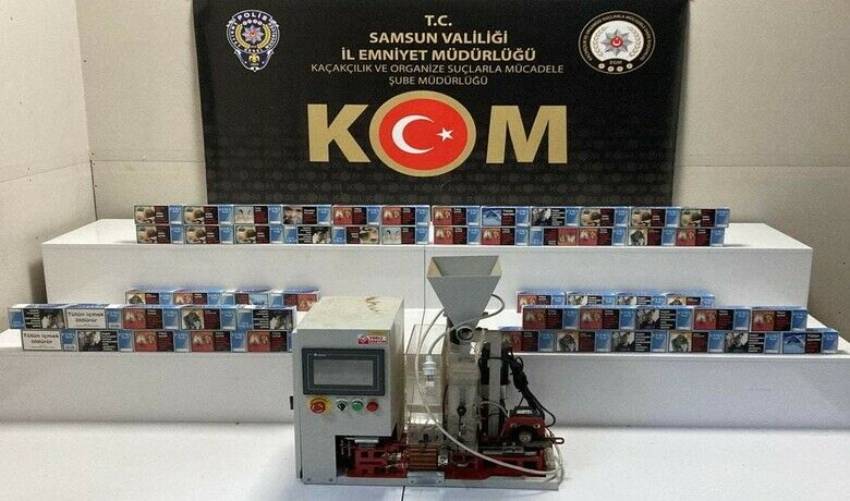 Samsun’da bir evde sigara doldurma makinesive 10 bin 600 makaron ele geçirildi - Samsun’da bir eve operasyon düzenleyen kaçakçılık polisi otomatik sigara doldurma makinesi ile toplam 10 bin 600 dal doldurulmuş ve boy makaron ele geçirdi.