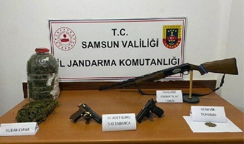 Uyuşturucu dolu poşeti araçtanattılar ama yakalanmaktan kurtulamadılar - Samsun’da jandarmanın yol kontrolü yaptığını gören 2 şüpheli, uyuşturucu dolu poşeti araçtan atsa da yakalanarak gözaltına alınmaktan kurtulamadı.