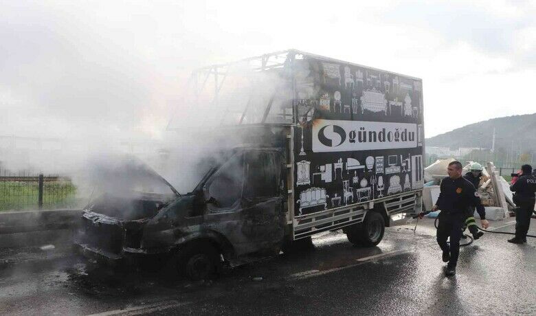 Mobilya yüklü kamyonet alevlere teslim oldu
 - Samsun’da seyir halindeyken alev alan mobilya yüklü kamyonet küle döndü. İşçiler kamyonetin arkasındaki mobilyaları son anda kurtardı.