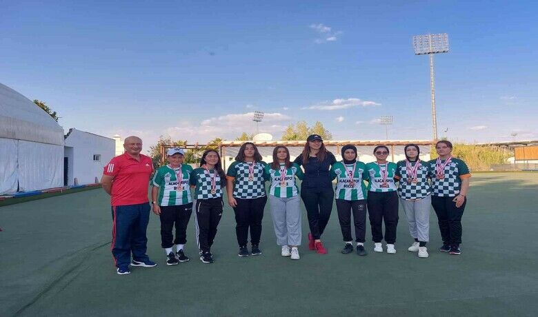 Çim Topu TürkiyeŞampiyonası’na Alaçamspor damga vurdu - Samsun Alaçamspor Bocce Takımı ilk defa katıldığı Çim Topu Türkiye Şampiyonası’nda tek bayanlar ve çift bayanlarda şampiyon oldu.