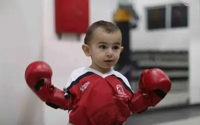 2 yaşındaki Göktuğ’nun kick boksa olan ilgisi gülümsetiyor
